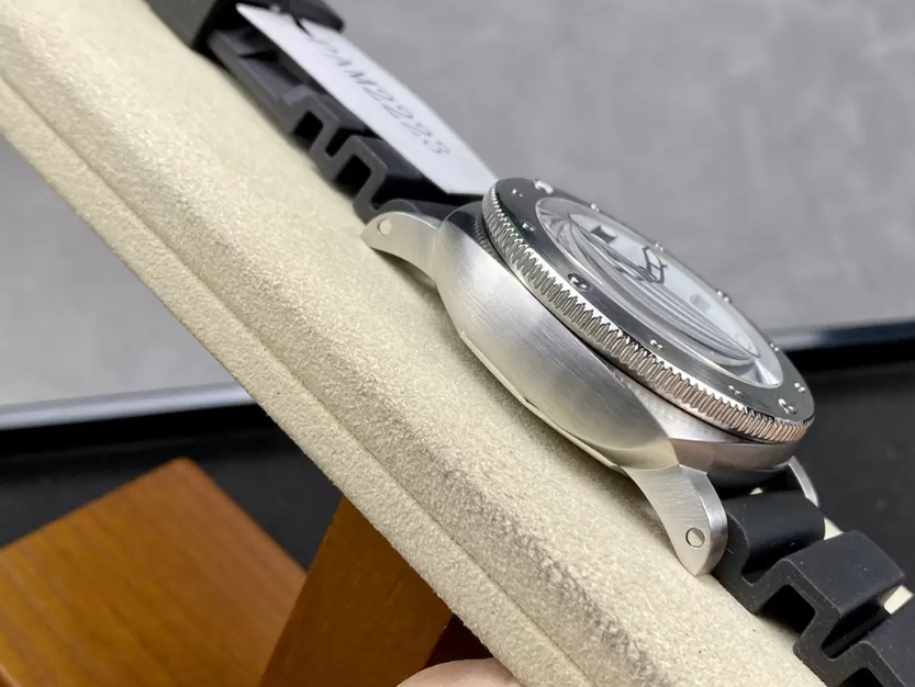 섭머저블 비앙코 화이트 다이얼 / VS PAM02223 / 42mm / P.900 자동 기계식 무브먼트