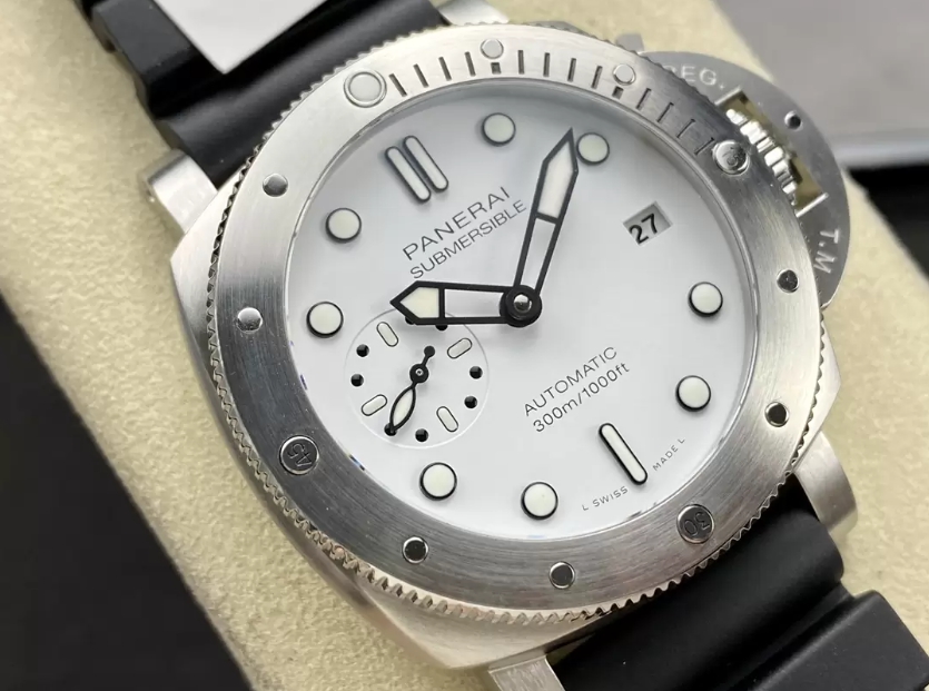 섭머저블 비앙코 화이트 다이얼 / VS PAM02223 / 42mm / P.900 자동 기계식 무브먼트
