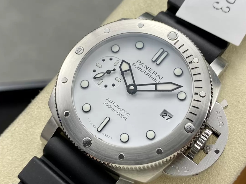 섭머저블 비앙코 화이트 다이얼 / VS PAM02223 / 42mm / P.900 자동 기계식 무브먼트