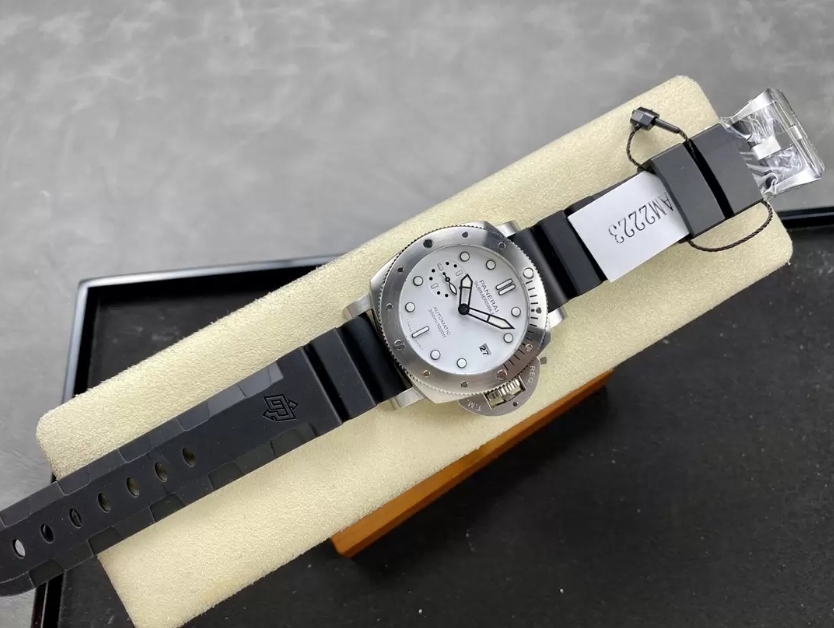 섭머저블 비앙코 화이트 다이얼 / VS PAM02223 / 42mm / P.900 자동 기계식 무브먼트