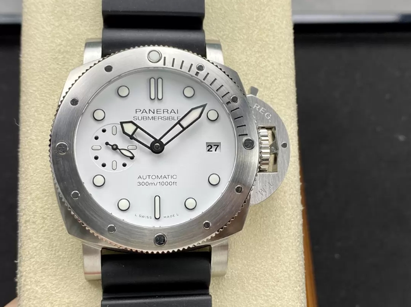 섭머저블 비앙코 화이트 다이얼 / VS PAM02223 / 42mm / P.900 자동 기계식 무브먼트