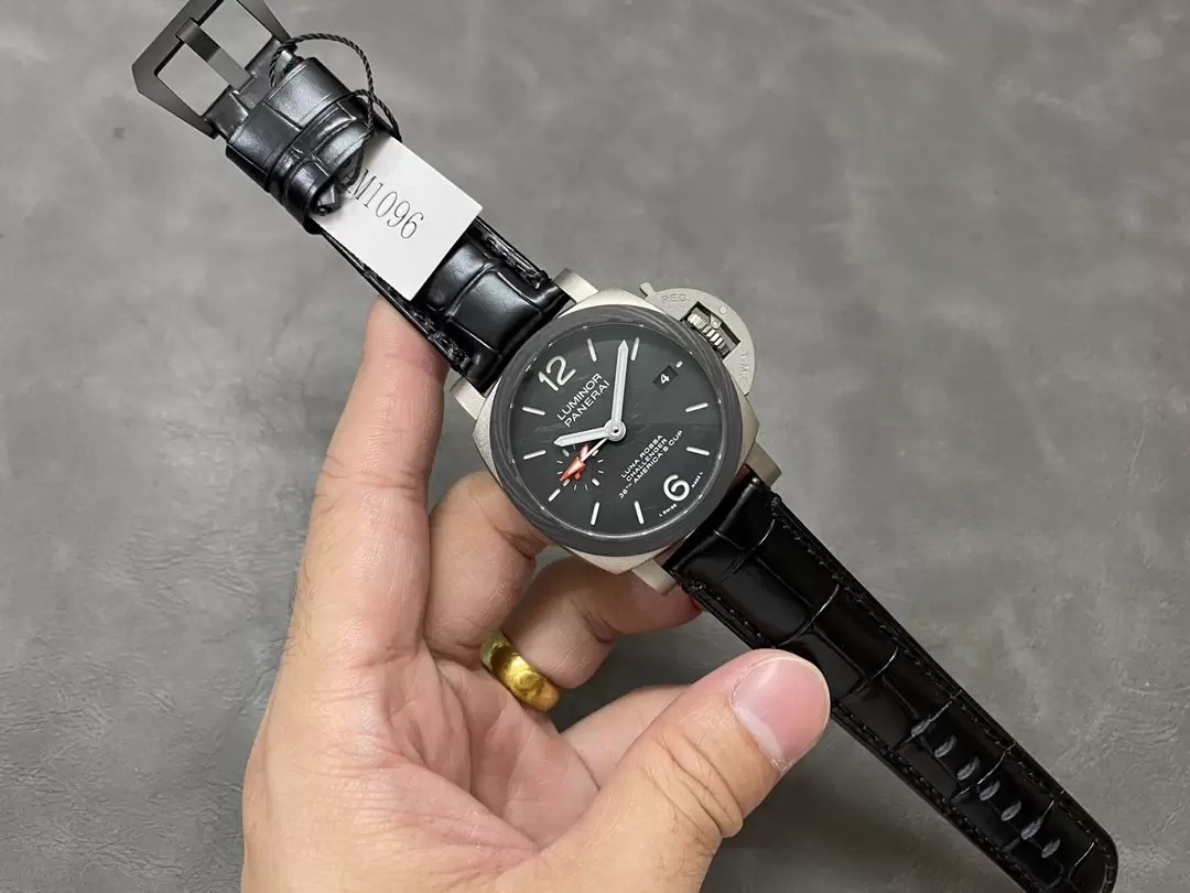 루미너스 GMT 블랙 다이얼 / VS PAM01096 / 42mm / P.9010 자동 기계식 무브먼트, 42mmx14.3mm