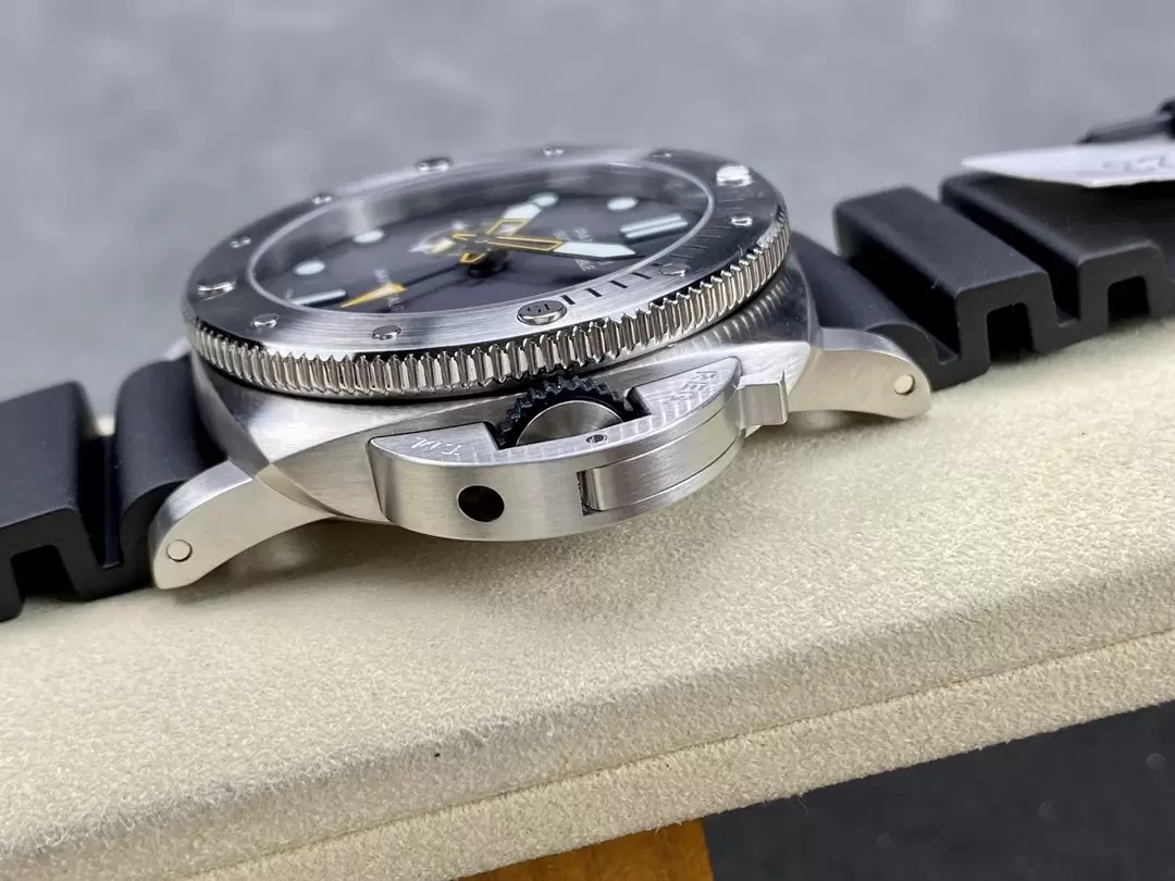 루미노르 섭머저블 네이비 씰 GMT / VS PAM01323 / 42mm / P.9000 자동 기계식 무브먼트, 42mmx14.3mm