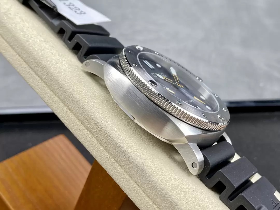 루미노르 섭머저블 네이비 씰 GMT / VS PAM01323 / 42mm / P.9000 자동 기계식 무브먼트, 42mmx14.3mm