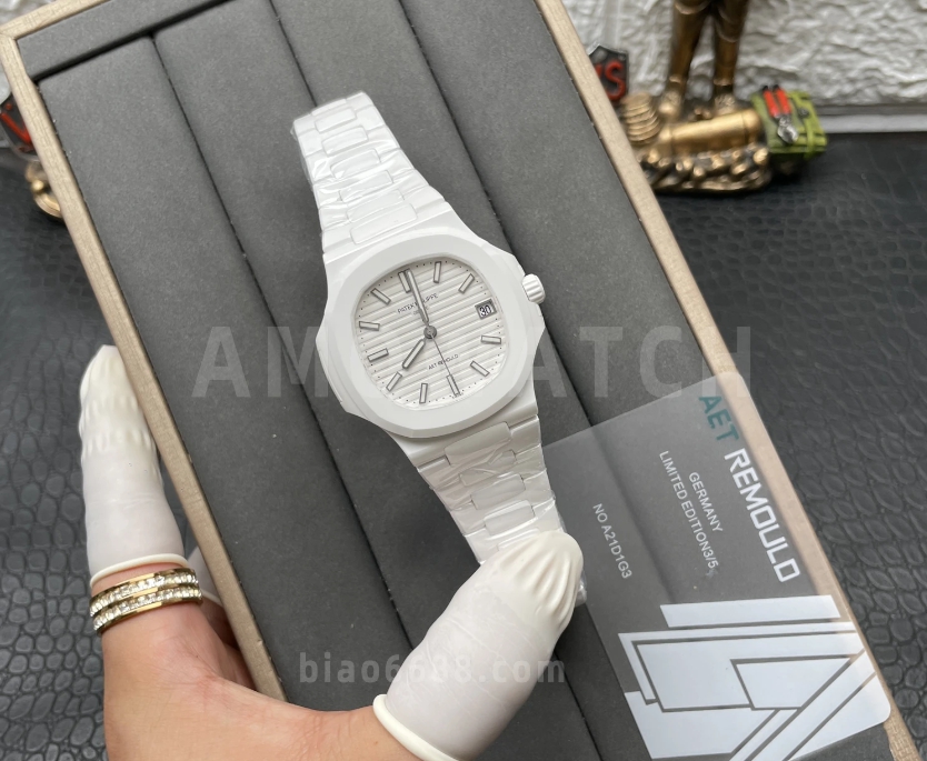 노틸러스 화이트 다이얼 커스텀 화이트 세라믹 / AET 5711 / 40mm / MIYOTA 9015 자동 무브먼트