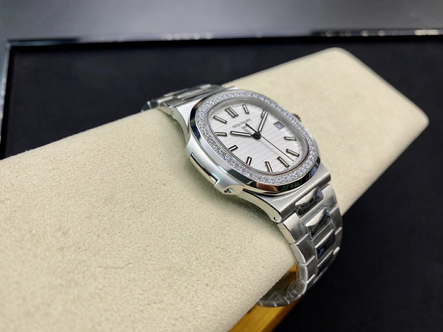노틸러스 화이트 피아노 다이얼 다이아 베젤 / PPF 5711 / 40mm / 324SC 무브, 사이즈 40mm