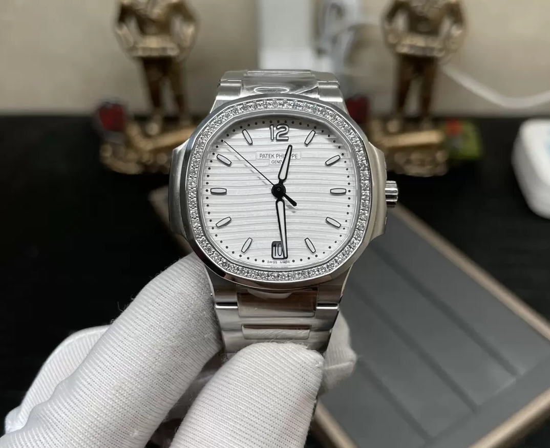 노틸러스 화이트 다이얼 다이아 베젤 여성용 / 3K 7118 / 34mm / Cal.324SC 무브먼트, 두께 8.3mm
