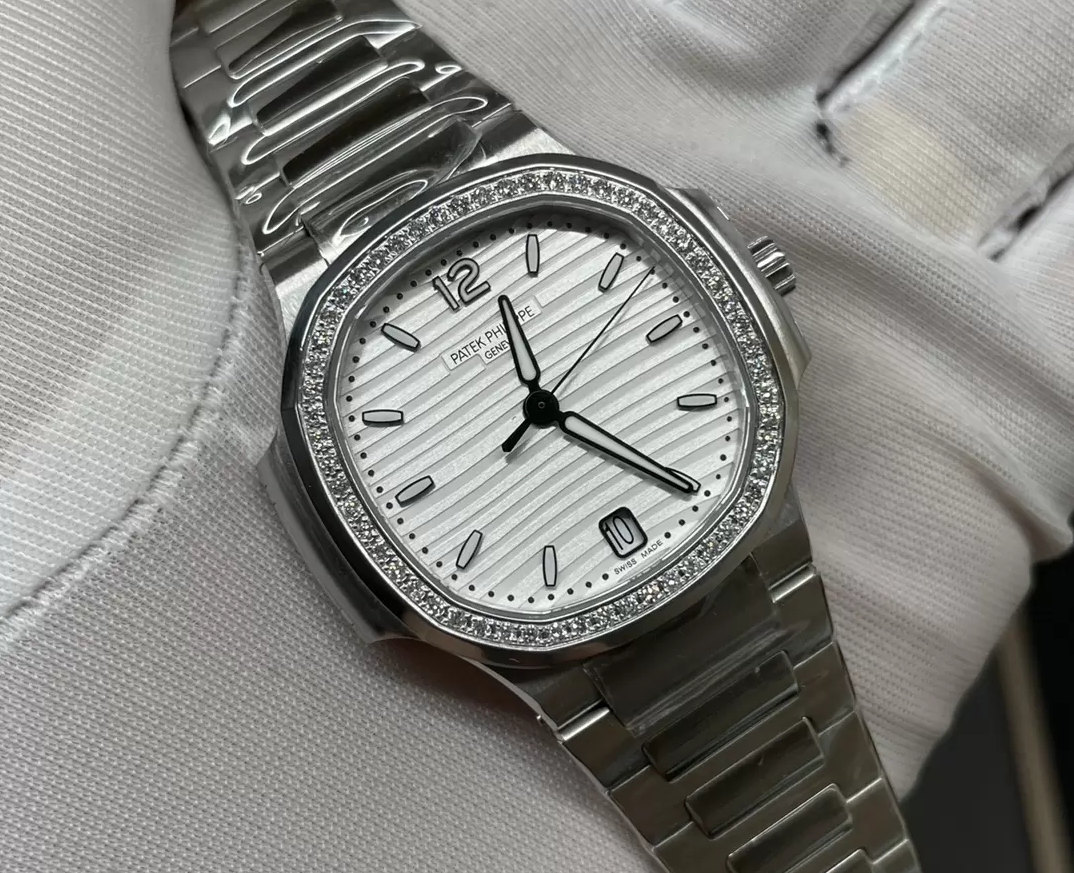 노틸러스 화이트 다이얼 다이아 베젤 여성용 / 3K 7118 / 34mm / Cal.324SC 무브먼트, 두께 8.3mm