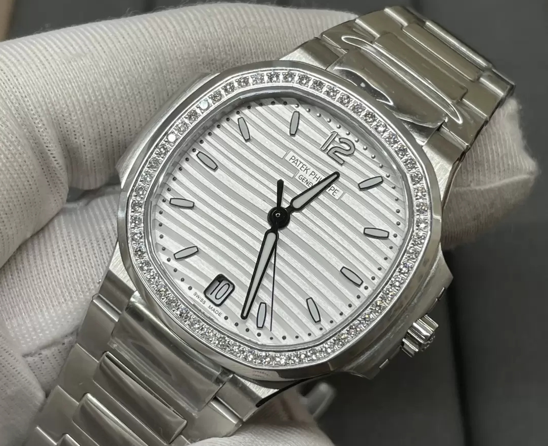 노틸러스 화이트 다이얼 다이아 베젤 여성용 / 3K 7118 / 34mm / Cal.324SC 무브먼트, 두께 8.3mm