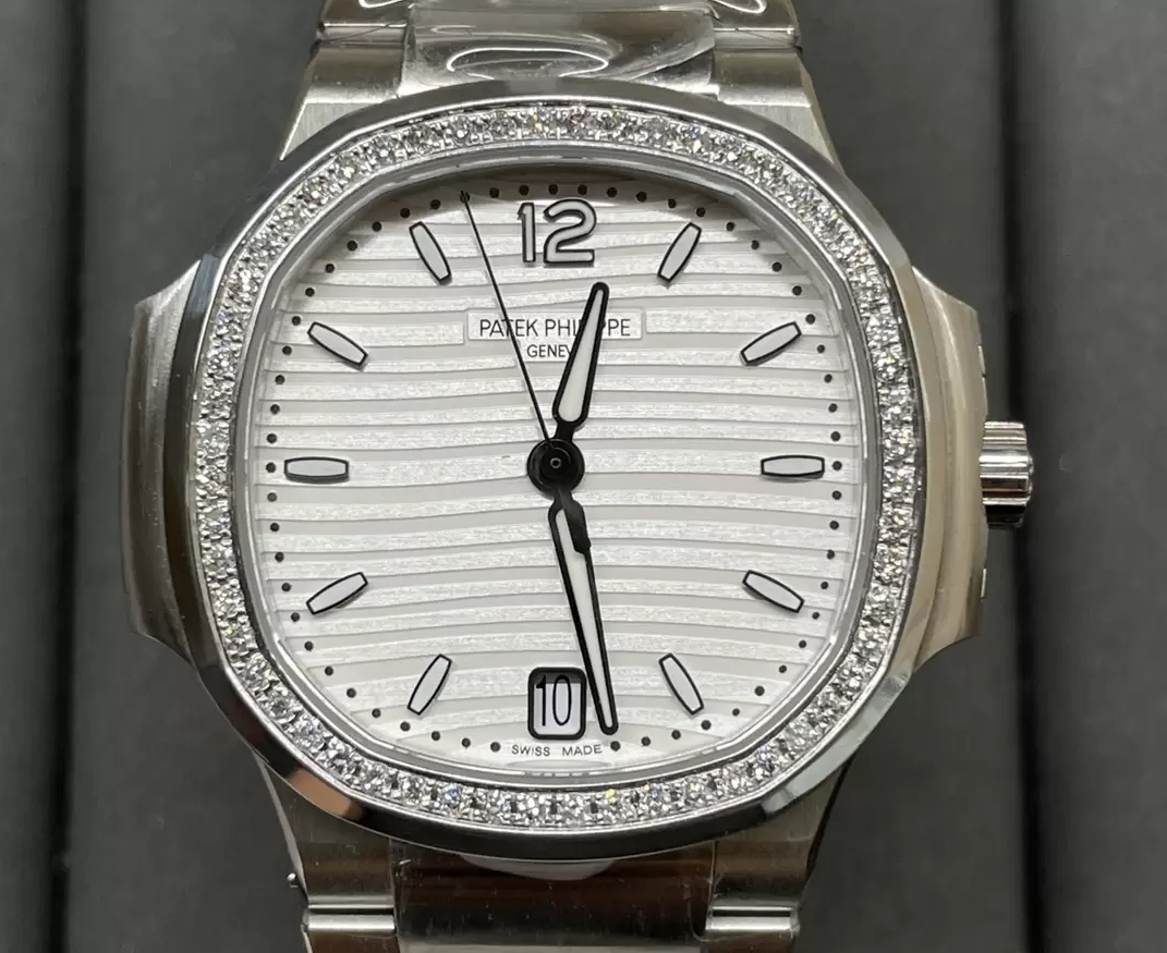 노틸러스 화이트 다이얼 다이아 베젤 여성용 / 3K 7118 / 34mm / Cal.324SC 무브먼트, 두께 8.3mm