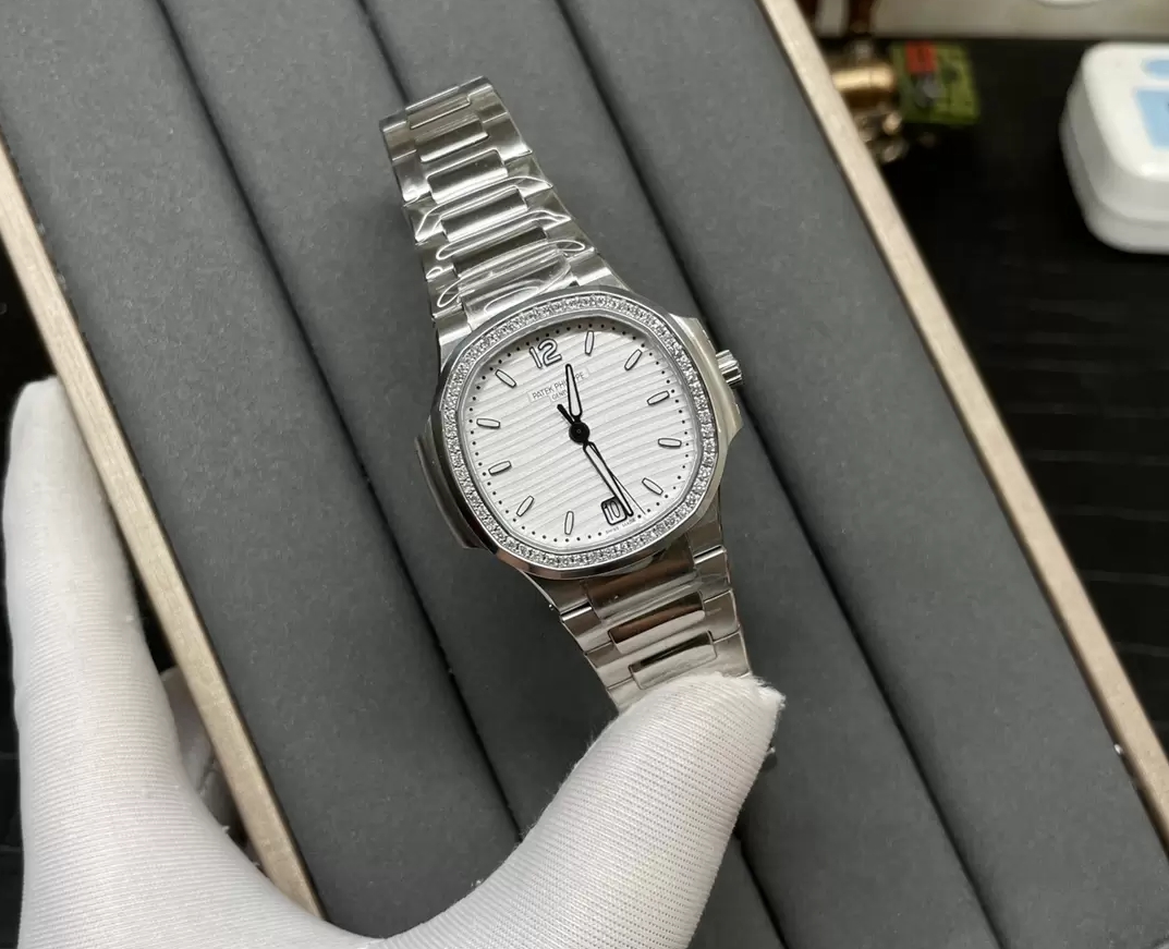 노틸러스 화이트 다이얼 다이아 베젤 여성용 / 3K 7118 / 34mm / Cal.324SC 무브먼트, 두께 8.3mm