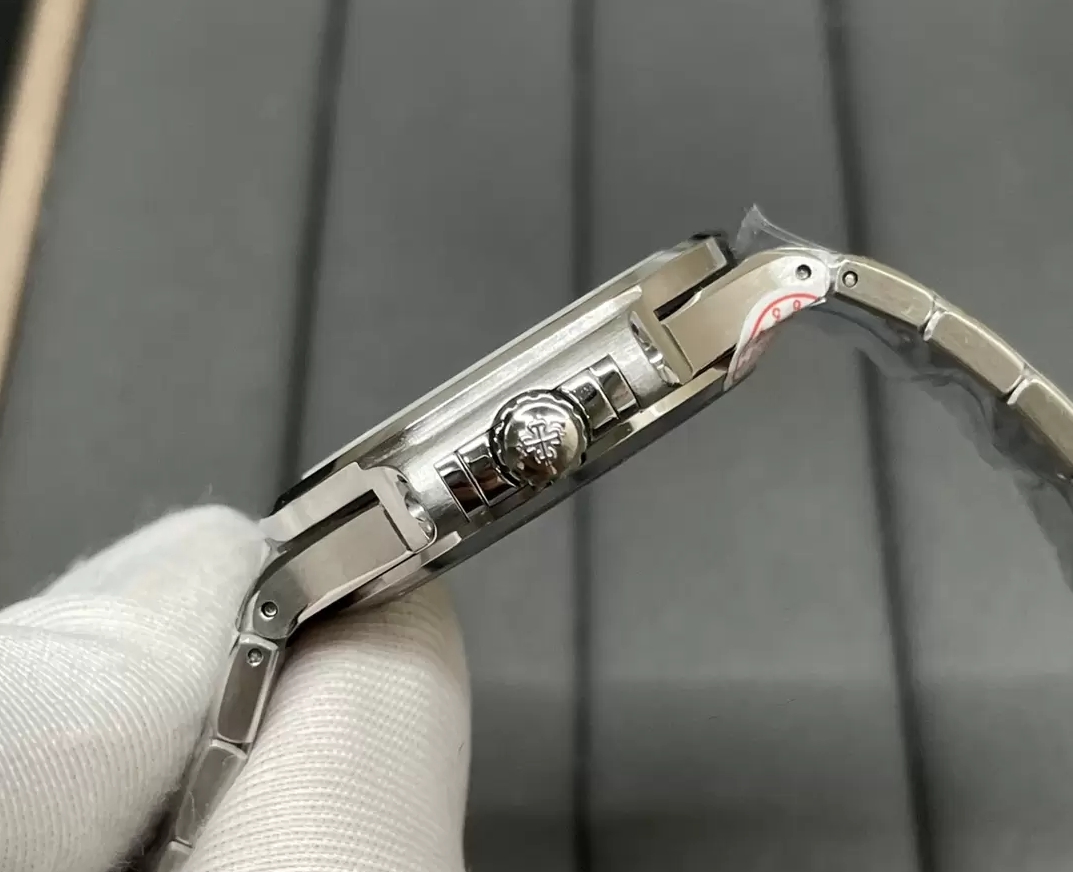 노틸러스 화이트 다이얼 다이아 베젤 여성용 / 3K 7118 / 34mm / Cal.324SC 무브먼트, 두께 8.3mm