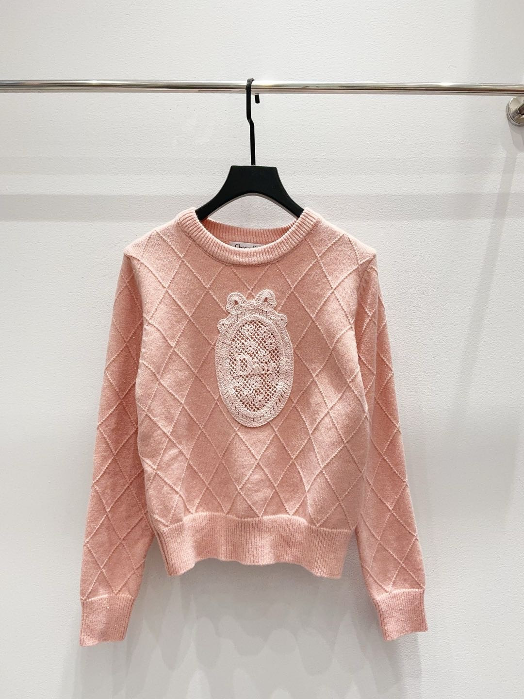 아가일 자카드 배지 자수 니트 상의